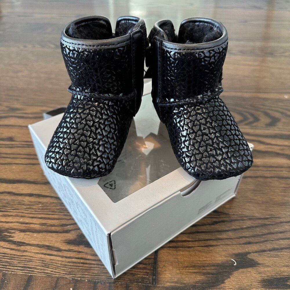 UGG Kids Jesse Bow II Gel Hearts (Infant/Toddler) - Black 02/03 Small